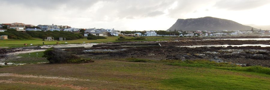 Kleinbaai Getypoel waar â€˜n gedeelte aan die oorkant beskikbaar is vir die plant van bome ter herinnering aan afgestorwenes